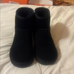 Women’s size 8 Ugg brand boots.